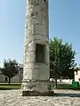 Base de la colonne avec son ouverture.