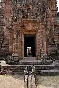 Exemple de somasutra; on peut voir dans le fond un Shiva Lingam