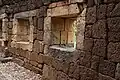 Deux des fenêtres en grès de la façade sud, vues de l'intérieur du porche