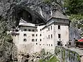 Le château de Predjama, de style Renaissance, construit à flanc de falaise (XIIIe&nbsp;siècle, Slovénie).
