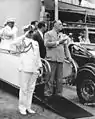 Le président Franklin D. Roosevelt et son aide naval, le capitaine Daniel J. Callaghan, recevant le salut d'un bataillon mixte du 14e d’infanterie aux écluses de Gatun lors de leur descente de l'USS&nbsp;Tuscaloosa, le 18 février 1940.