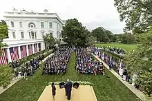 Réception fêtant la nomination de la juge Amy Coney Barrett dans la roseraie de la Maison-Blanche