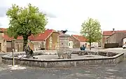 Vieille fontaine sur la place.