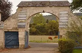 Porte monumentale de l'enclos.