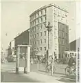 Une des premières cabines téléphoniques, à Milan (fin années 50 / début années 60).