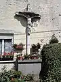 Calvaire sur une façade.