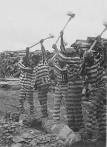 Des condamnés afro-américains travaillant dans une cour à bois, Caroline du Sud en 1936.