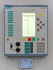 Appareil électronique avec un écran et des touches.