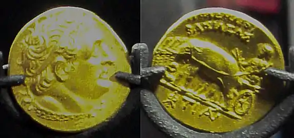 Une rare pièce de Ptolémée&nbsp;Ier, un rappel de ses campagnes victorieuses avec Alexandre.Envers : Ptolémée de profil au début de son règne.Revers : un Alexandre triomphant conduisant un char tiré par des éléphants, en référence à ses victoires en Inde.