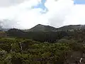 Le piton Rouge au centre vu depuis le sentier des Trous Blancs