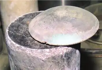 Plutonium vu par la tranche sur le salt cake issu du procédé multicycle de réduction directe d'oxyde (MCDOR) : le dioxyde de plutonium PuO2 est dissous dans le chlorure de calcium CaCl2 fondu de 820&nbsp;à&nbsp;875&nbsp;°C dans un creuset en oxyde de magnésium MgO pour y être réduit en plutonium métallique.