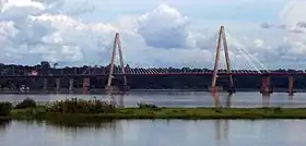 Viaduc San Roque González de Santa Cruz avec le pont à haubans sur la frontière