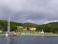 Les eaux du passage Picton avec Puerto Toro à l'arrière-plan.