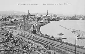 Un paysage industriel avec usine terrils et voie ferrées.