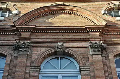 Puivert : fronton sur la cour.