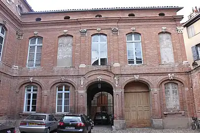 Puivert : façade latérale dans la cour.