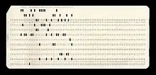 Carte rectangulaire beige clair avec dans le sens de la longueur 10 lignes constituées chacune d'une suite de chiffre identique, de 1 à 10. Des perforations verticales font disparaître certains de ces chiffres