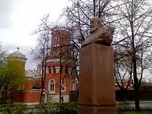 Buste de Nikolaï Joukovski à côté du palais