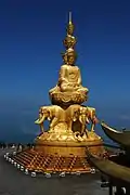 Statue de Puxian pusa de 660 tonnes à 3 099 mètres, entourée d'urnes.