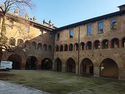 La cour du Palais del Broletto de Pavie (XIIe – XIIIe siècle).