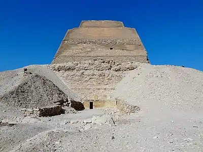 Vue du temple par rapport à la pyramide.