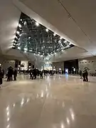 Pyramide inversée de nuit (intérieur).