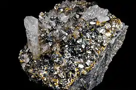 Pyrite et quartz - Banská Štiavnica baňa, Slovaquie (7&nbsp;×&nbsp;5,5&nbsp;cm)