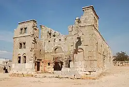 La façade avec les deux tours et la porte qui suit le narthex.