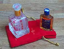Deux alcools d'Orge du Tibet de la province de Qinghai. Celui de droite fait 35 % et contient O. sinensis.