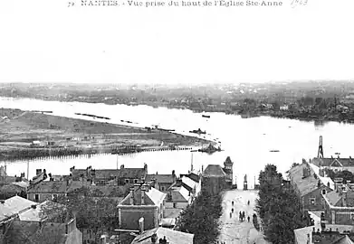 Quai des Antilles en cours d'aménagement sur le bras de la Madeleine et site du futur quai Président-Wilson sur le bras de Pirmil à l'extrémité aval de l'île de Nantes.