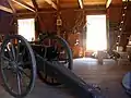 Intérieur du bâtiment du quartier-maître montrant l'équipement utilisé pour les reconstitutions des dragons de la guerre de Sécession réalisées à fort Tejon.