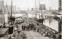 Appontement en bois dans le port de Québec, fin du XIXe siècle