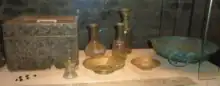 Coffre et objets en verre.