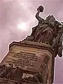Statue et inscription.