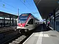 Rame FLIRT RABe 523 060 de la ligne S3 du RER vaud à quai en direction de Villeneuve.