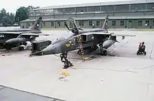 Photo en couleur d'un avion à réaction au sol.