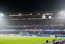 Banderoles de protestation contre la LFP à propos de décisions disciplinaires.