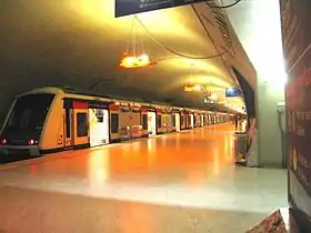 Une rame Z 22500 surl'une des deux voies latérales.