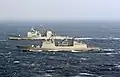 Le ROKS Doe Jo-yeong aux côtés de l’USS&nbsp;Lake Erie&nbsp;(CG-70) lors d’exercices de communication et de postes de manœuvre le 13 janvier 2010.
