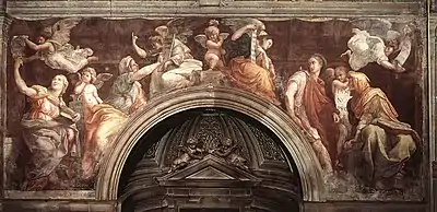 Image à fresque au-dessus d'une porte au sommet arrondi et des fenêtres. Les contours de la fresque suivent celle de l'architecture : les arcs coïncident avec l'entrée et les fenêtres. Les quatre Sibylles, à l'exception de la dernière sur la droite, sont représentées comme des jeunes filles, en train d'écouter le message divin qui leur est apporté, à chacune par un ange. Un petit putto est représenté avec une torche allumée au centre de l'entablement.