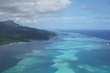 Photographie en couleurs, représentant une île.
