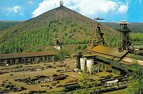 La fosse Sabatier, son puits no 2 est à gauche, le puits no 1 à droite. Le terril no 175 est en arrière-plan.