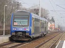 Un train TER quitte la gare.