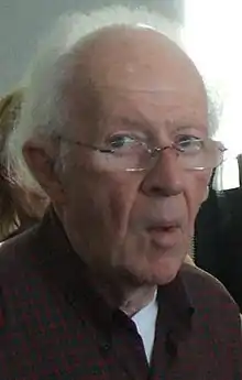 Homme âgé portant des lunettes