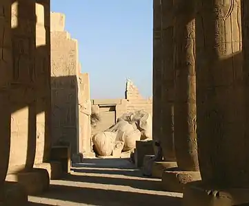 Salle hypostyle et statue brisée de Ramsès&nbsp;II