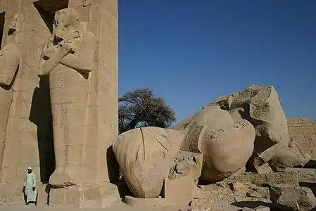 Statue brisée de Ramsès&nbsp;II