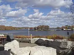 Le lac Ramsey (en) vu du musée scientifique Science Nord (en).