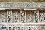 Sculptures à l'intérieur du puits.