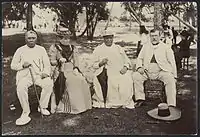 (De gauche à droite) Ngamaru Rongotini Ariki (Atiu), Louisa Jane Seddon, Makea Takau Ariki et Richard Seddon Premier Ministre de Nouvelle-Zélande de 1893 à 1906.