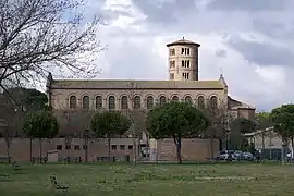 Vue extérieure de la basilique Saint-Apollinaire in Classe (VIe siècle) de Ravenne.
